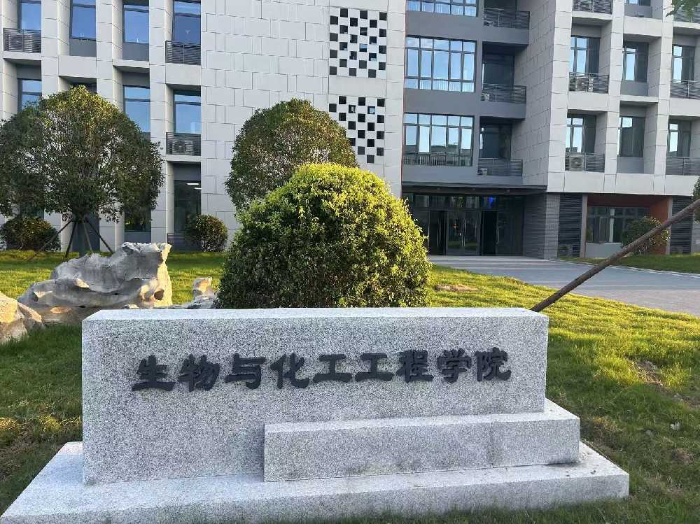 黄岛区扬州职业大学体育场高杆灯项目